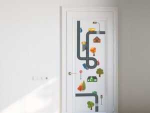 רחוב עם מכוניות וכבישים לדלת