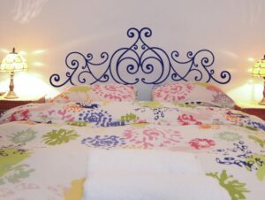 מדבקת דמוי משענת למיטה