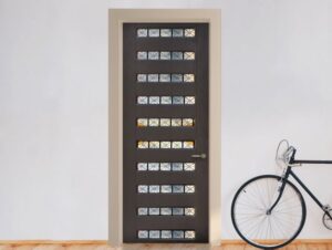 טפט לדלת דמוי עץ וחלונות גאומטריים