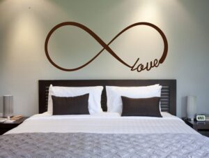 מדבקת קיר צורנית love