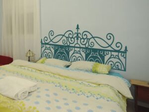 מדבקת קיר | קישוט גב מיטה