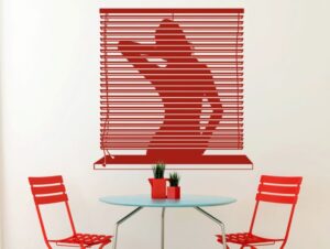 מדבקת קיר אישה בחלון