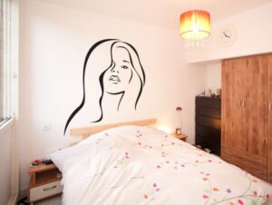 מדבקת קיר אישה חושנית בקווים