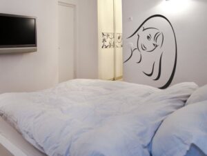 מדבקת קיר | החיוך שלה