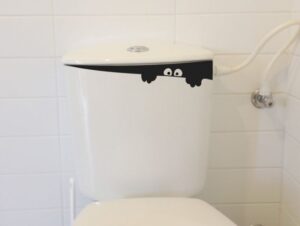 מדבקת קיר | מפלצת סקרנית מידי