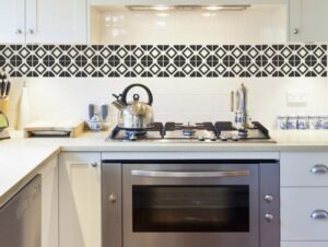 אריחים קלאסים שחור לבן