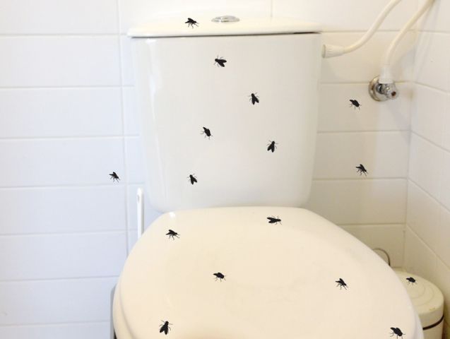 מדבקת זבובים בשירותים