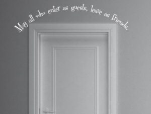 כיתוב מעל הדלת לאורחים ולחברים