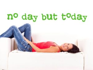 מדבקת קיר אין יום אלא היום