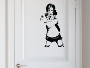 מדבקת קיר אישה עם אקדח