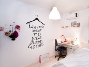 מדבקת קיר | מתלה עם כיתוב