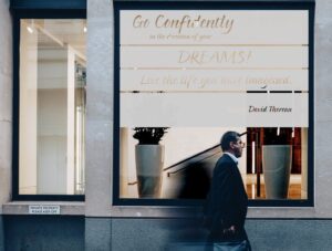 מדבקה לזכוכית | כיוון החלומות