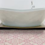 מדבקת קיר למקלחת | אריחים לרצפה | ורוד פרחוני