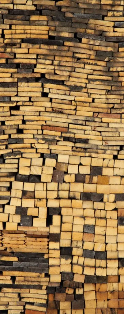 טפט לדלת | ערמת עצים