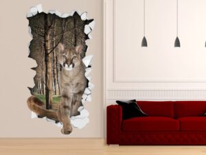 יגואר יוצא מתוך הקיר