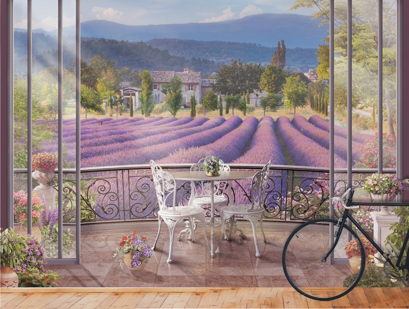 מרפסת עם נוף של שדה פרחים סגולים