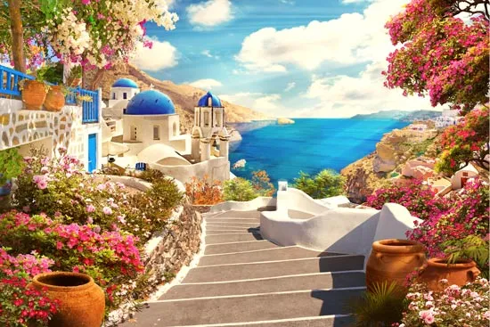 מדרגות פרחוניות מובילות לים