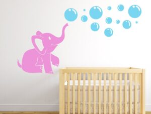 מדבקת קיר לחדר ילדים - פיל קטן עם בועות סבון