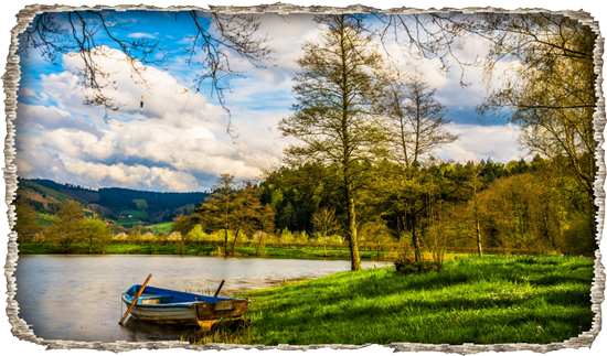 מדבקת חור של אגם יפיפה עם סירה קטנה