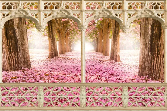 מרפסת עם נוף לשביל של פרחים ורודים