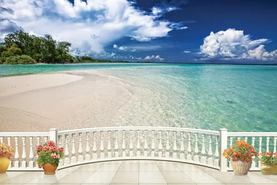 מרפסת עם נוף לחוף ים צלול