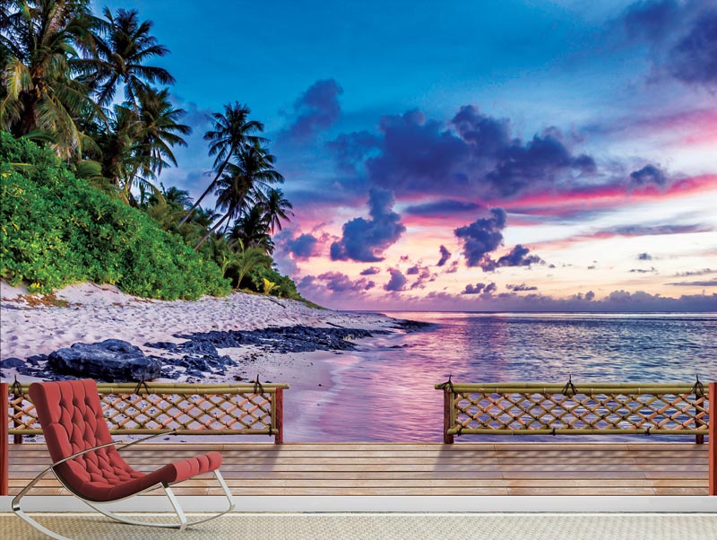 מדבקת טפט של מרפסת עץ עם נוף יפיפה של חוף ושמים בגווני סגול
