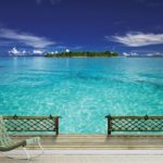 מדבקת טפט של מרפסת עץ עם נוף לים