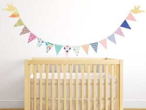 מדבקת קיר חדר ילדים - מדבקת קיר של דגלים עם קישוטים צבעוניים