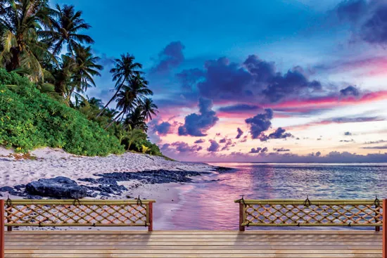 מדבקת טפט של מרפסת עץ עם נוף יפיפה של חוף ושמים בגווני סגול