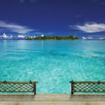 מדבקת טפט של מרפסת עץ עם נוף לים