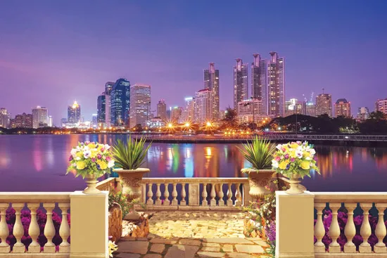 מדבקת טפט של מרפסת עם נוף יפיפ לעיר בגווני סגול