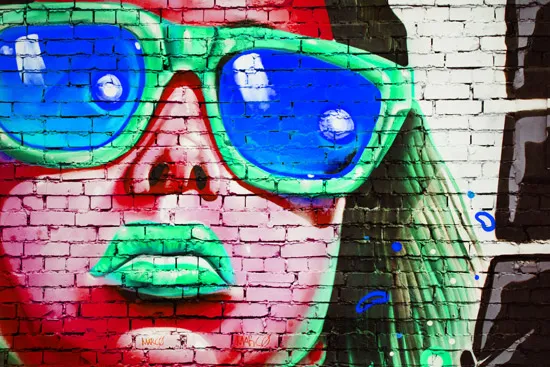 טפט | גרפיטי אישה אדומה