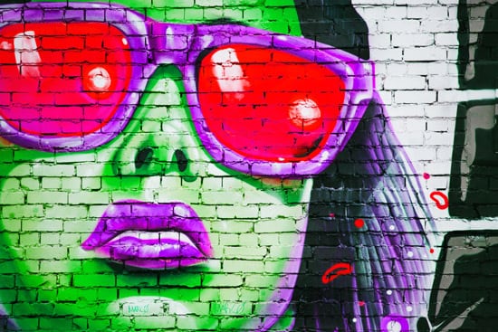 טפט | גרפיטי אישה ירוקה ומשקפיים אדומים