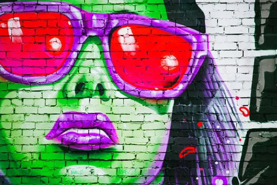 טפט | גרפיטי אישה ירוקה ומשקפיים אדומים