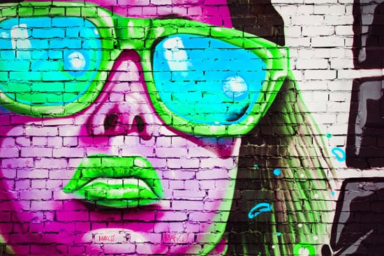 טפט | גרפיטי אישה סגולה עם משקפיים ירוקים
