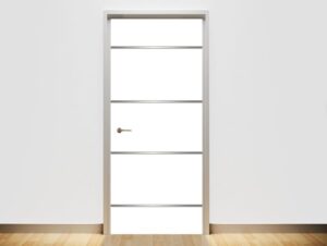 טפט לדלת | פסי ניקל על דלת לבנה