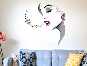 מדבקה - בחורה שרה