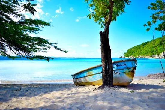 טפט - סירה בחוף יפיפה