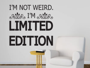 מדבקה - אני לא מוזר...