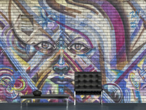 טפט בריקים עם ציור אישה מהעתיד