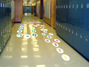 מסלול רצפה – מסלול רצפה אתגרי מוטורי אותיות ומספרים 2 שלבים