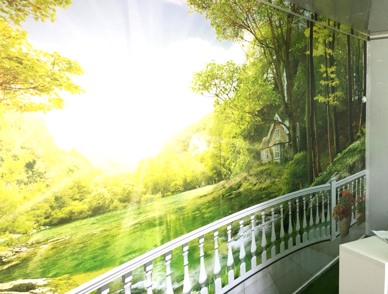 מרפסת עם נוף יפה של אגם עם בית קטן ביער