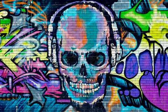 טפט בריקים עם גרפיטי שלד מוזיקלי