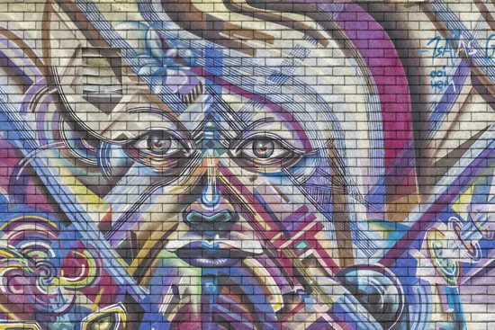 טפט בריקים עם ציור אישה מהעתיד