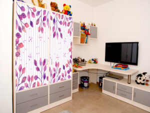 טפט לרהיטים - פסים סגולים ועלים עדינים