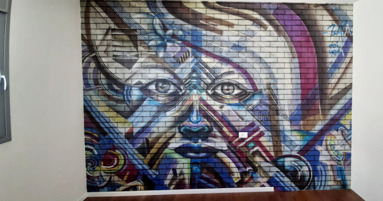 גרפיטי – בחורה עתידנית