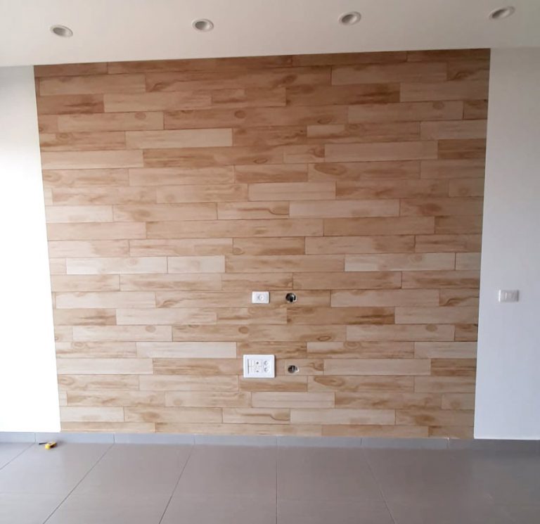 פרקט עץ בגוון חום עדין