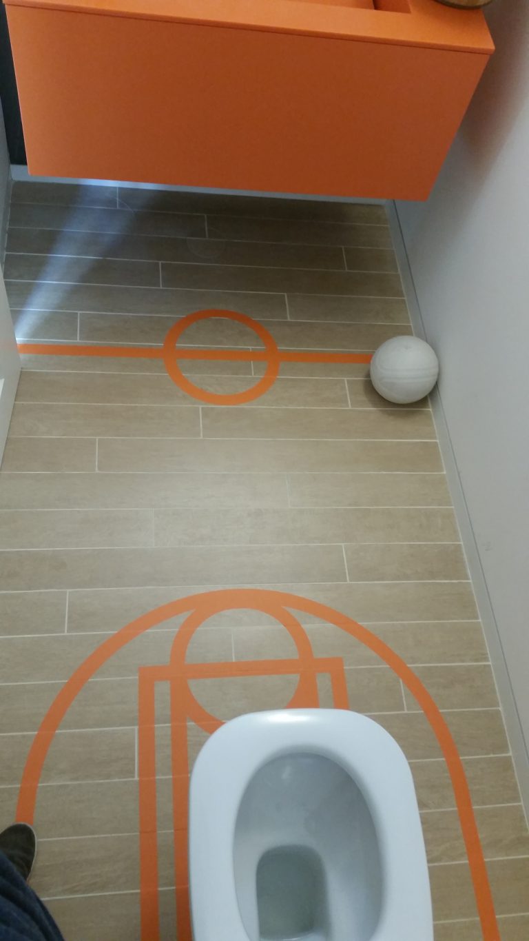 כדורסן לשירותים