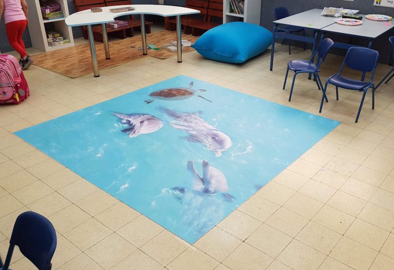 דולפינים וצב ים