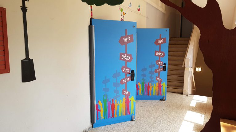דלתות מעוצבות לבתי ספר